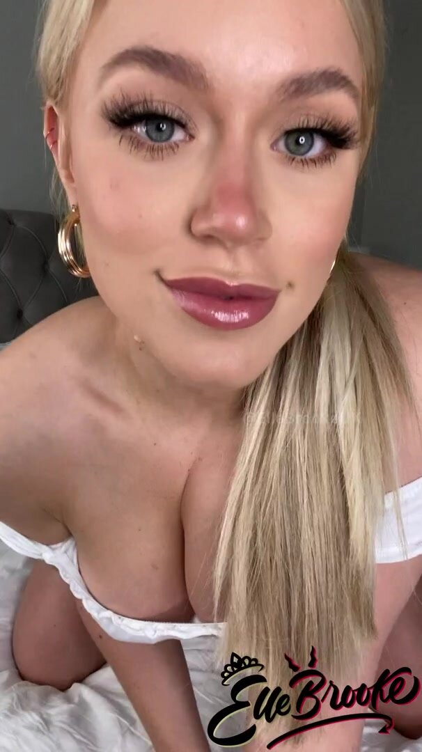 Elle Brooke fingers pussy